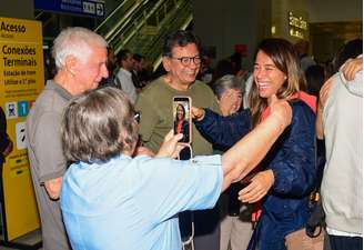 Miá Mello foi recebida pelos pais, sogros e pelo filho Antônio