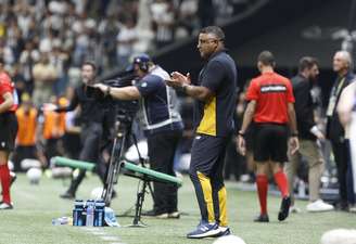 Roger aponta erros de decisão em derrota do São Paulo. 