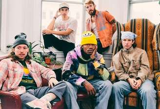 Brady Ebert (esquerda, de rosa) e Brendan Yates (direita, com casaco bege/marrom)