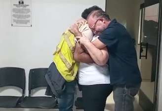 Momento do reencontro entre o professor desaparecido há cinco anos e a família dele
