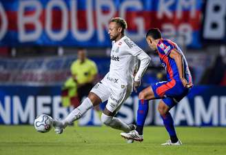 Neymar no empate contra o San Lorenzo pela Sul-Americana