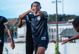 Kauã Toledo comemora seu gol na partida –