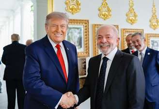 O presidente dos Estados Unidos, Donald Trump, cumprimenta o presidente do Brasil, Luiz Inácio Lula da Silva, em Washington.