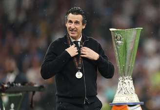 Unai Emery próximo à taça da Europa League - 