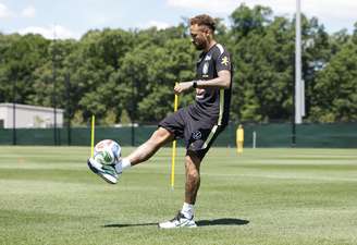 Neymar treinou com bola, mas não está disponível
