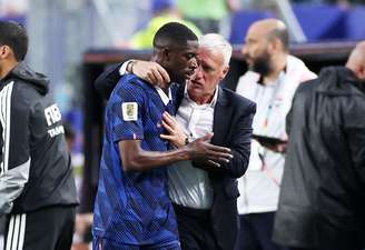 Didier Deschamps, técnico da França, conversa com Ousmane Dembelé após substituição em partida contra o Iraque 