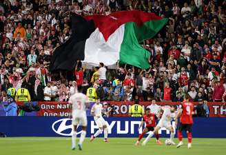 Bandeira da Jordânia sendo exposta pela torcida durante partida contra a Áustria, pela primeira rodada da Copa do Mundo 