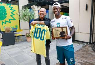 Galvão Bueno ganhou a camisa da narração do seu 100 gol pela seleção brasileira 
