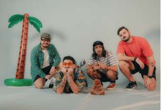 Melton Sello resgata a essência do Pop Punk dos Anos 2000 em seu disco de estreia; ouça "OPA!"