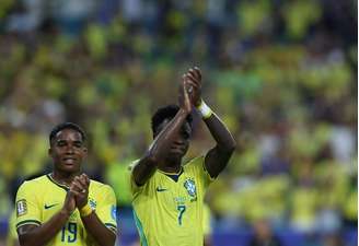 Vinícius Júnior e Endrick durante jogo da seleção brasileira contra a Escócia, na Copa do Mundo.