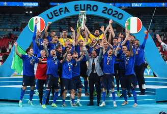 Elenco da Itália comemora título da Eurocopa de 2020, realizada em 2021 - 