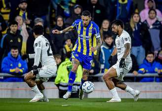 Angel Di Maria, do Rosario Central, dribla a bola contra o Corinthians durante uma partida de ida das oitavas de final da CONMEBOL Copa Libertadores 2026 entre Rosario Central e Corinthians no Estádio Gigante de Arroyito em 13 de agosto (Foto de Marcelo Endelli/Getty Images)