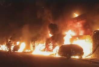 Incêndio em galpão se espalha e destrói 15 carros em rua da zona sul de SP.