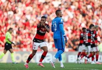 Samuel Lino, do Flamengo, comemora seu segundo gol marcado sobre o Botafogo durante partida válida pela 25ª rodada do Campeonato Brasileiro, Série A, realizada no Estádio Jornalista Mario Filho, o Maracanã, na zona norte do Rio de Janeiro, neste domingo, 30 de agosto de 2026.
