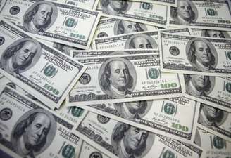 Notas de dólar
 20 de setembro de 2011. REUTERS/Lee Jae-Won/Foto de arquivo