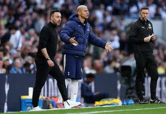 Roberto De Zerbi, treinador do Tottenham, e Richarlison, atacante do clube inglês, durante partida contra o Brighton and Hove Albion pela Premier League, em abril de 2026 - 