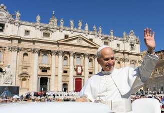 Papa acena para público em Roma