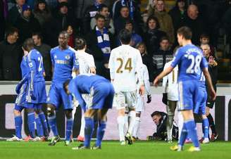 Em jogo marcado por agressão de Eden Hazard a gandula, Chelsea empata por 0 a 0 com Swansea fora de casa e dá adeus à Copa da Liga Inglesa 2012/2013