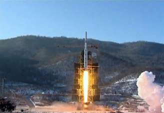 Imagem de vídeo da agência KCNA mostra o lançamento do foguete Unha-3 em plataforma na província de Pyongan do Norte, na Coreia do Norte, em dezembro de 2012. A Coreia do Norte disse que irá realizar novos lançamentos de foguetes e testes de armas nucleares tendo os Estados Unidos como alvo, numa dramática elevação do tom das suas ameaças contra o seu "inimigo declarado". 13/12/2012