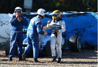 Hamilton faz sinal de positivo para fiscais de pista após acidente