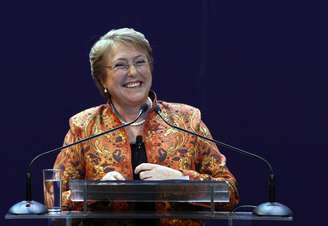 Michelle Bachelet sorri para simpatizantes após ser oficialmente apresentada como pré-candidata do Partido Socialista chileno e do Partido Pela Democracia (PPD) à presidência do país, em Santiago