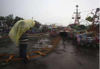 Morador observa estragos causados pela tempestade em Arriaga