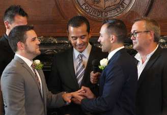 <p>O Estado americano da Califórnia teve, na sexta-feira, os primeiros casamentos entre pessoas do mesmo sexo desde 2008, após a revogação da Proposição 8 - que impedia a união homoafetiva - pela ordem de um tribunal federal de apelações. Diversos casais oficializaram o matrimônio em São Franciso</p>