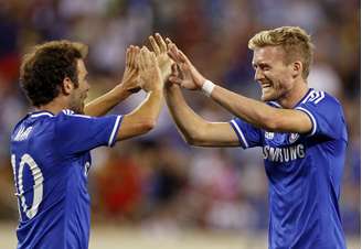 <p>Reforço do Chelsea para a temporada, alemão Schürrle (à dir.) comemora seu gol com Juan Mata</p>