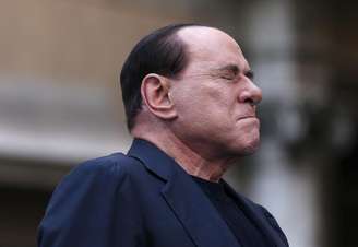 <p>Ex-primeiro-ministro italiano Silvio Berlusconi fecha os olho em reação a seus simpatizantes durante comício em protesto contra sua condenação por fraude fiscal no início de agosto</p>