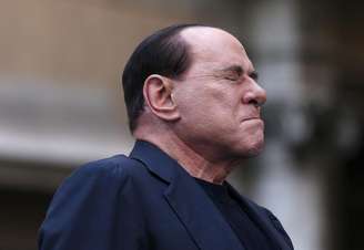 Ex-primeiro-ministro italiano Silvio Berlusconi fecha os olho em reação a seus simpatizantes durante comício em protesto contra sua condenação por fraude fiscal, em frente ao seu palácio no centro de Roma. O líder da centro-esquerda italiana disse nesta segunda-feira que o partido se recusa a aceitar qualquer "chantagem" de Silvio Berlusconi, cujo partido ameaçou derrubar a coalizão governista se ele tiver seu mandato parlamentar cassado. 4/08/2013.