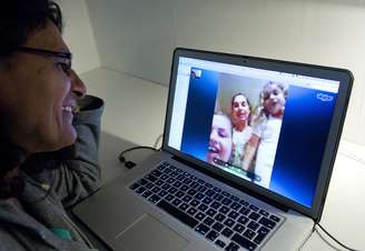 Mulher usa o Skype para se comunicar com a família em Estocolmo, na Suíça