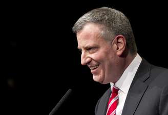 Bill de Blasio, prefeito de Nova York, discursa durante cerimônia do Super Bowl