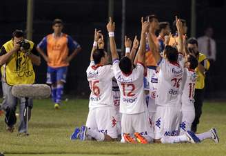 Jogadores do Nacional comemoram o gol tardio no Paraguai