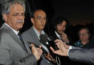 Deputados Nilmário Miranda, Arnaldo Jordy, Jean Wyllys e Luiza Erundina durante visita à Papuda