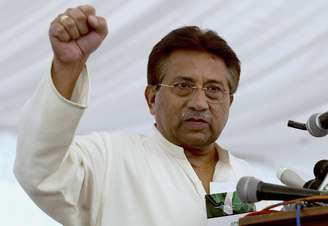 <p>O ex-presidente do Paquistão e líder militar Pervez Musharraf aborda simpatizantes em sua casa em Islamabad, Paquistão, em 15 de abril de 2013 </p>