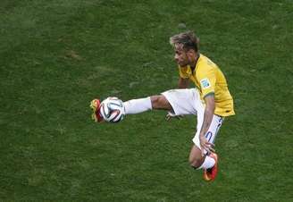 <p>Neymar controla a bola durante vitória do Brasil sobre Camarões por 4 a 1.</p>