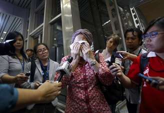 Mulher chora enquanto espera informações no Aeroporto Internacional de Kuala Lumpur.  18/7/2014 (na Malásia).