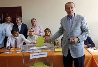 <p>Erdogan, o grande favorito a vencer a eleição deste domingo, deixa seu voto neste domingo</p>