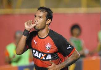 <p>Vinicius, ex-Palmeiras, fez o terceiro gol do Vitória</p>