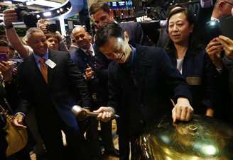 Fundador do grupo Alibaba, Jack Ma, bate na campainha cerimonial que dá início às negociações na bolsa de Nova York. 19/09/2014.