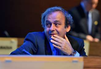 Defesa de Platini diz que banimento seria "absurdo e delirante"