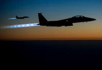 <p>Caças F-15E da Força Aérea dos EUA sobrevoam o Iraque após realizar ataques na Síria </p>