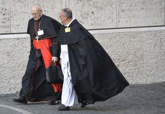 O cardeal Peter Erno (esquerda) chega para uma reunião do Sínodo dos Bispos em 6 de outubro