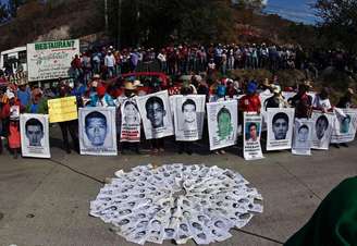 Pais de estudantes desaparecidos no México participam de manifestação pelos 43 que desapareceram e outros dois que foram assassinados durante confrontos com a polícia em Chilpancingo, Guerrero. 12/12/2014