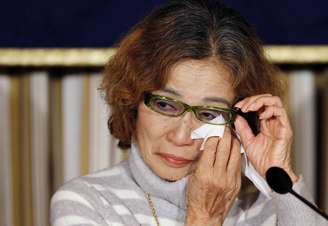 Mãe de jornalista japonês chora ao fazer apelo pela vida do filho, sequestrado pelo EI