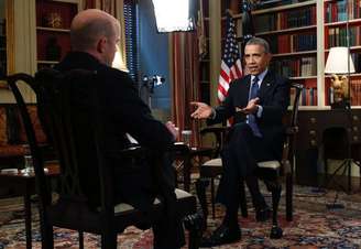 O presidente dos Estados Unidos, Barack Obama (direita), concede entrevista à Reuters, na Casa Branca, em Washington, nesta segunda-feira. 02/03/2015