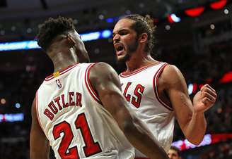 Jimmy Butler e Joakim Noah celebram durante a vitória do Chicago Bulls