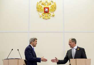 Chanceleres John Kerry (EUA) e Sergey Lavrov (Rússia) em entrevista à imprensa em Sochi, Rússia. 12/5/2015