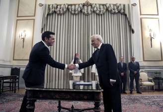 Alexis Tsipras (à esquerda) cumprimenta o presidente da Grécia, Prokopis Pavlópulos
