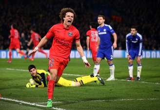 David Luiz deixa o PSG e volta ao Chelsea, onde conquista a Liga dos Campeões em 2012